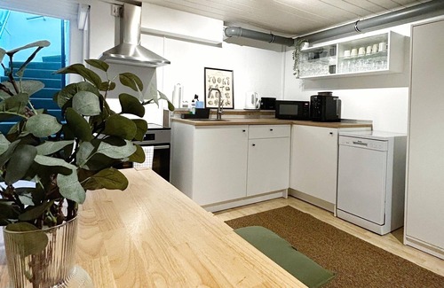 Wandsbek Apartment | Chic Studio Apartment with Kitchen in Urban Setting