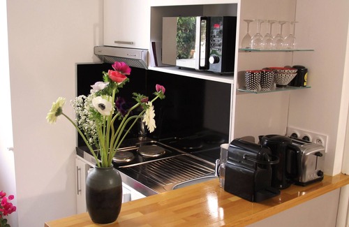 La Rochelle City Centre Apartment | Stylish Studio in Central Location with Pool and Ocean View