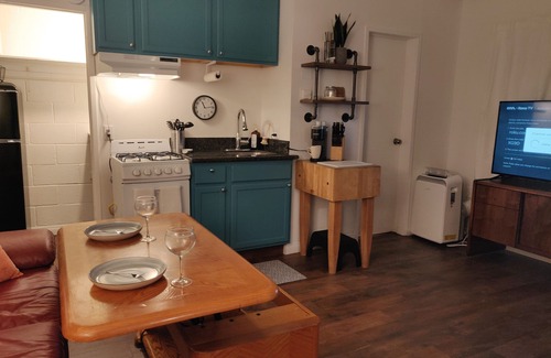Oleander - Sunset Apartment | Cozy Studio with Private Yard and Fast WiFi Access