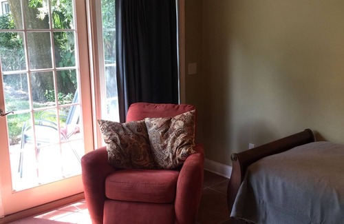 Lakewood Apartment | Pet-Friendly Studio in San Marco with Large Fenced Yard