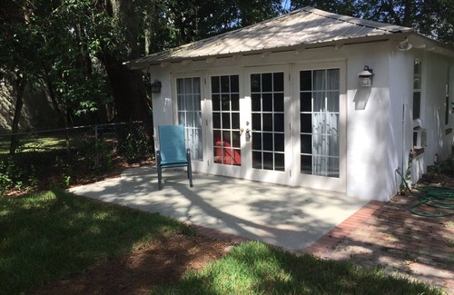 Lakewood Apartment | Pet-Friendly Studio in San Marco with Large Fenced Yard