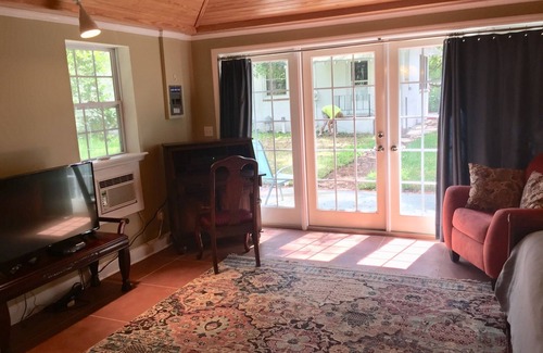 Lakewood Apartment | Pet-Friendly Studio in San Marco with Large Fenced Yard
