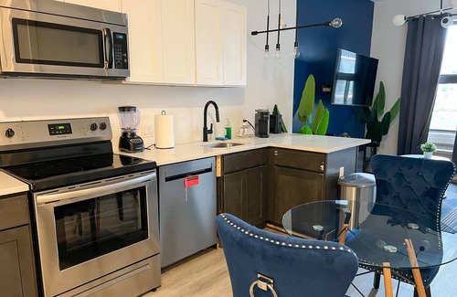 Elizabeth Apartment | Beautiful Studio Near Airport 9657