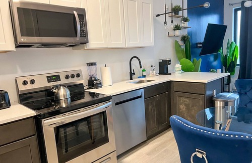 Elizabeth Apartment | Beautiful Studio Near Airport 9657