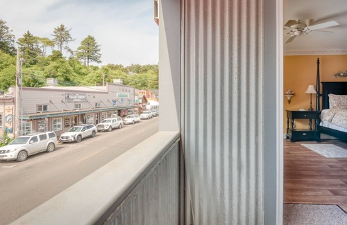 Historic Bayfront Apartment | Cozy Studio with Fireplace Steps from Newports Bayfront
