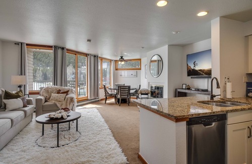 Lakeside Village Condo | Ideal Summer Getaway on Keystone Lake with Top Amenities