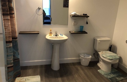 Bandon House | Cozy Suite Near Beach with Private Parking & Pet-Friendly