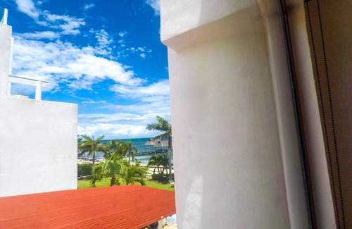 Puerto Juarez Apartment | Beachfront Suite with Ocean View and Kitchen Access