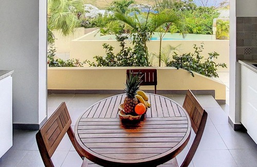 Cul de Sac Apartment | Inviting Suite S5 with Pool and Sea View at Pinel Island
