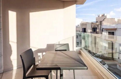 St. Andrew's Apartment | Beautiful suite stay, with 2COMFY beds, WIFI & AC