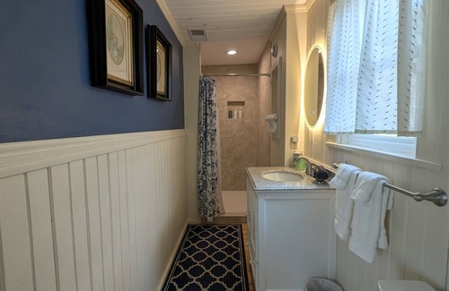 Sturgeon Bay Hotel | Inviting Suite with Jet Tub and Spa in Downtown Oasis