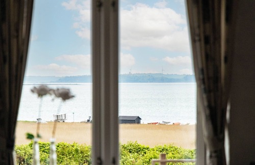 Ronbjerg Cottage | Delightful Summer House for 6 with Limfjord Views