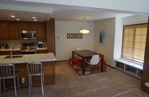 Mammoth Lakes Condo | Inviting 2 Bed Condo with Pool & Spa Near Slopes - Rated 10/10