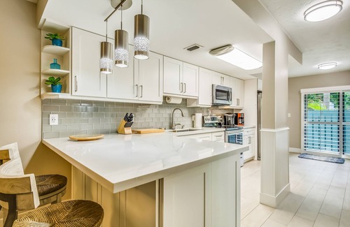 Islamorada Condo | Bright Beachside Retreat with Pool, Tennis & Marina Access
