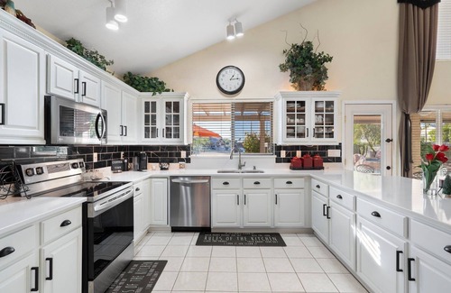 Garden Lakes Estates House | Scenic Lakehouse with Heated Pool and Jacuzzi, Rated 10/10
