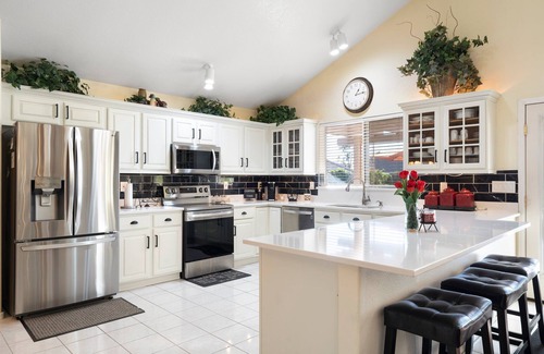 Garden Lakes Estates House | Scenic Lakehouse with Heated Pool and Jacuzzi, Rated 10/10