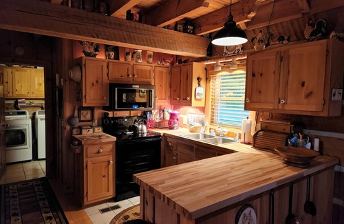 Vesta Cabin | Experience Breathtaking Sunsets at Our Family-Owned Hotel