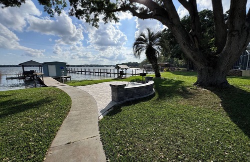 Summerfield House | Unforgettable Sunsets & Poolside Relaxation at Lake Weir