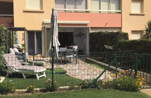 La Londe-les-Maures Apartment | Oceanfront T2 with Spa and Hot Tub - Guest Rated 10/10
