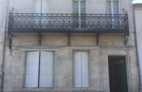 Rochefort Apartment | Bright & Quiet T2 Renovated Retreat with Spa Amenities