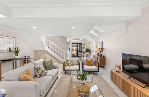 Cooks Hill House | Beautiful Terrace Home with Courtyard