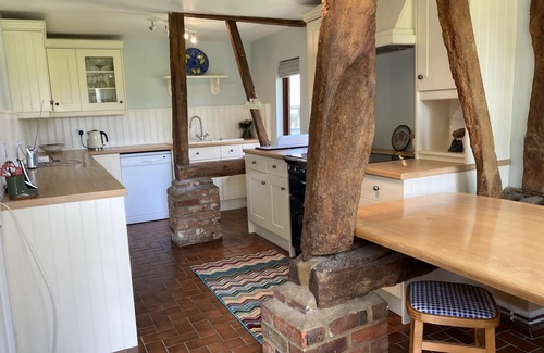 Petham Cottage | Idyllic Thatched Barn Retreat: Rated 9.8 with Family-Friendly Amenities