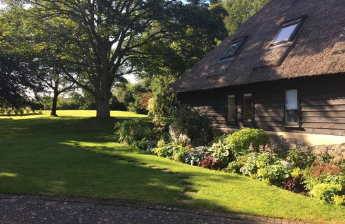 Petham Cottage | Idyllic Thatched Barn Retreat: Rated 9.8 with Family-Friendly Amenities