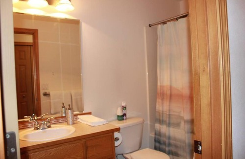 Everett Villa | Spacious Three-Bedroom Ground Level Home with Kitchen