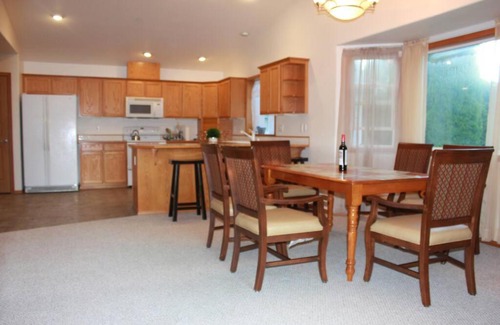 Everett Villa | Spacious Three-Bedroom Ground Level Home with Kitchen