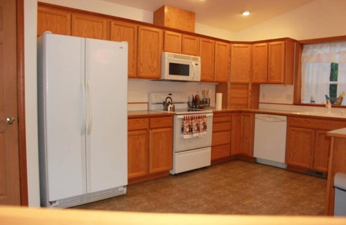Everett Villa | Spacious Three-Bedroom Ground Level Home with Kitchen