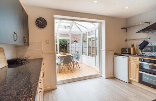 Bournemouth House | Inviting Town House with Private Garden and Child-Friendly Amenities