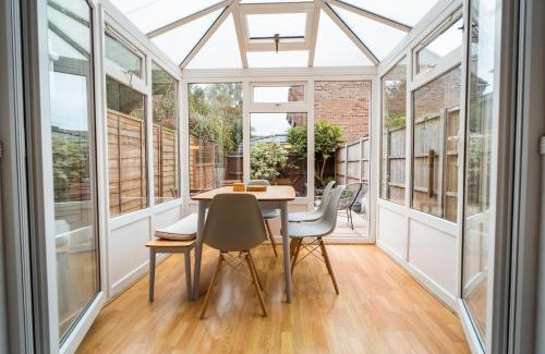 Bournemouth House | Inviting Town House with Private Garden and Child-Friendly Amenities