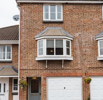 Bournemouth House | Inviting Town House with Private Garden and Child-Friendly Amenities