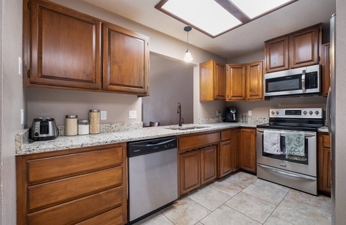 Northeast Heights House | Inviting Townhome with Spa and Hot Tub in NE Albuquerque