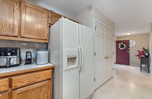 Gladstone House | Pet-Friendly Townhome: Just 11 Minutes to Downtown KC