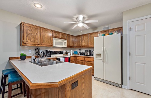 Gladstone House | Pet-Friendly Townhome: Just 11 Minutes to Downtown KC