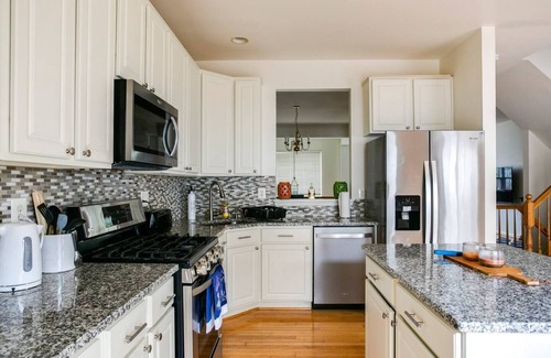 Lowes Island House | Inviting Townhome with Family-Friendly Amenities