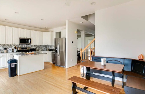 Lowes Island House | Inviting Townhome with Family-Friendly Amenities