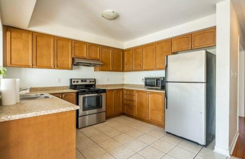 Clairlea - Birchmount Apartment | Charming Townhouse in Toronto for Family-Friendly Stays
