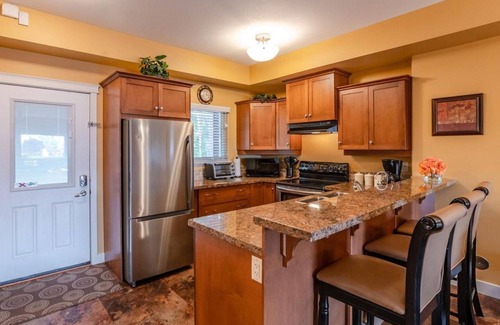 Okanagan-Similkameen House | Idyllic 3 Bedroom Townhouse with Lake and Ocean Views