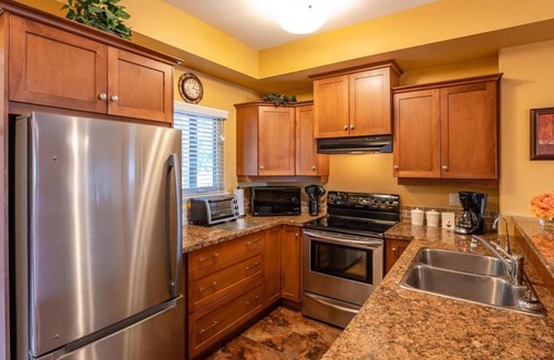 Okanagan-Similkameen House | Idyllic 3 Bedroom Townhouse with Lake and Ocean Views