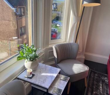 Largs Apartment | Charming Traditional Flat in Central Largs - 9.5/10 Rating