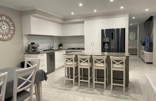 Jindalee House | Cozy Two Story Beachside Haven for Families