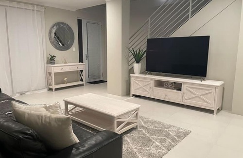 Jindalee House | Cozy Two Story Beachside Haven for Families