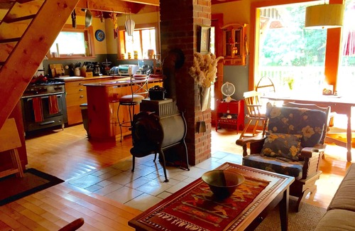 Hillsdale Cottage | Unique Country House with Large Deck & Breakfast Included