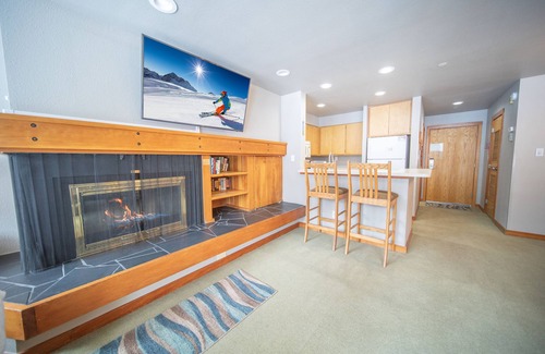Lakeside Village Condo | Inviting Studio with Kitchen Overlooking Keystone Lake