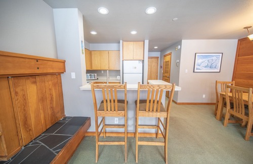 Lakeside Village Condo | Inviting Studio with Kitchen Overlooking Keystone Lake