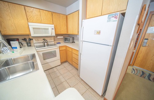 Lakeside Village Condo | Inviting Studio with Kitchen Overlooking Keystone Lake