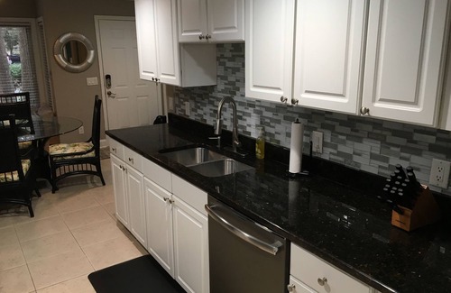 Hilton Head Island Condo | Updated Hilton Head Condo - Steps to Coligny Beach & Pool