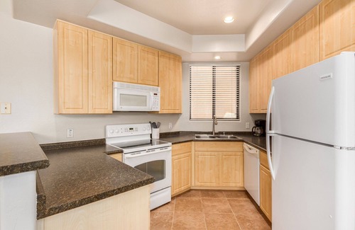 Fox Crossing Condo | Updated Condo in Ocotillo/Chandler with Pool and Spa!